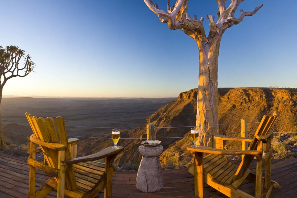 Das Fish River Lodge liegt 1,7 km vom Fish River entfernt und bietet Unterkünfte mit einem Restaurant, kostenfreie Privatparkplätze, eine Bar und eine