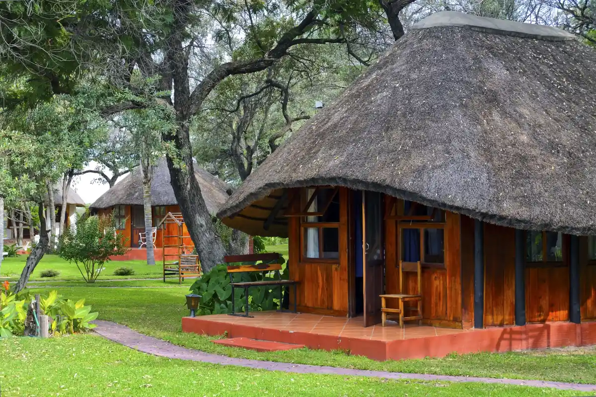 Die Lodge liegt 1,7 km vom Hakusembe River entfernt und bietet Unterkünfte mit einem Restaurant, kostenfreie Privatparkplätze, eine Bar und eine Gemeinschaftslounge.